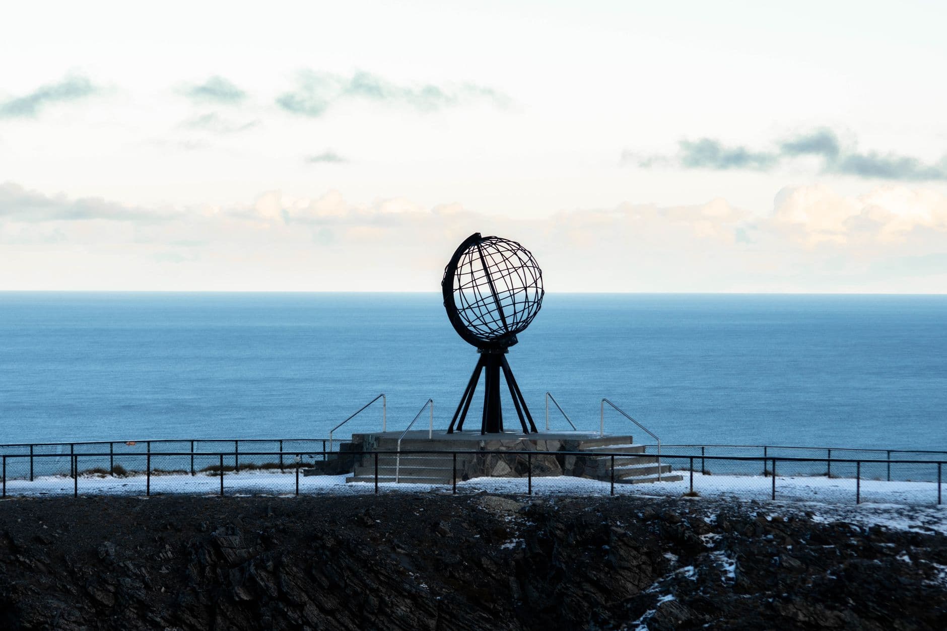 Globusen på Nordkapp-platået mot Barentshavet