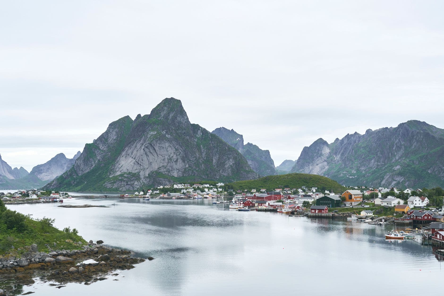 Fiskeværet Reine i Lofoten med Lofotveggen bak