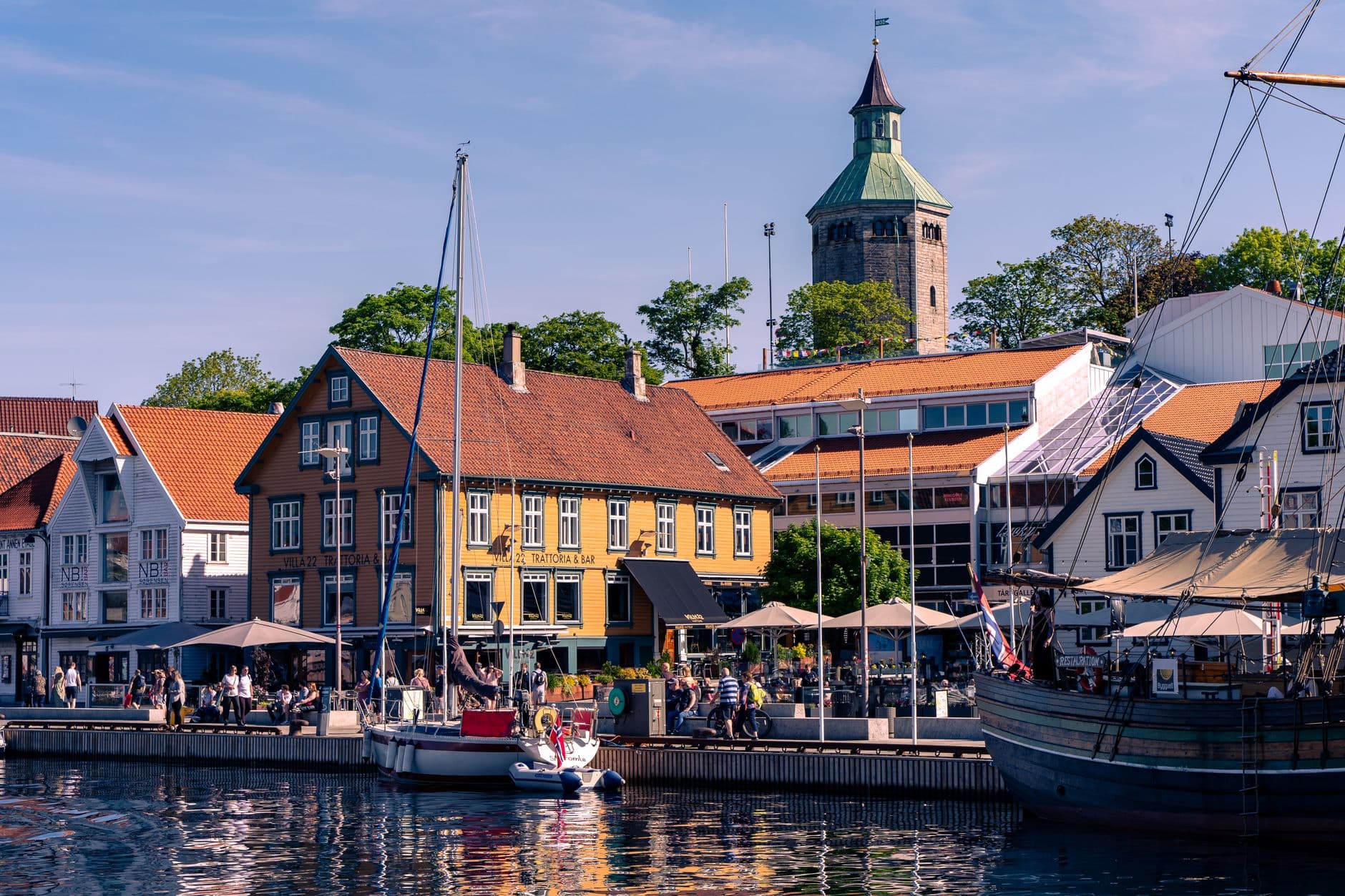 Vågen i Stavanger med Valbergtårnet over bryggehusene