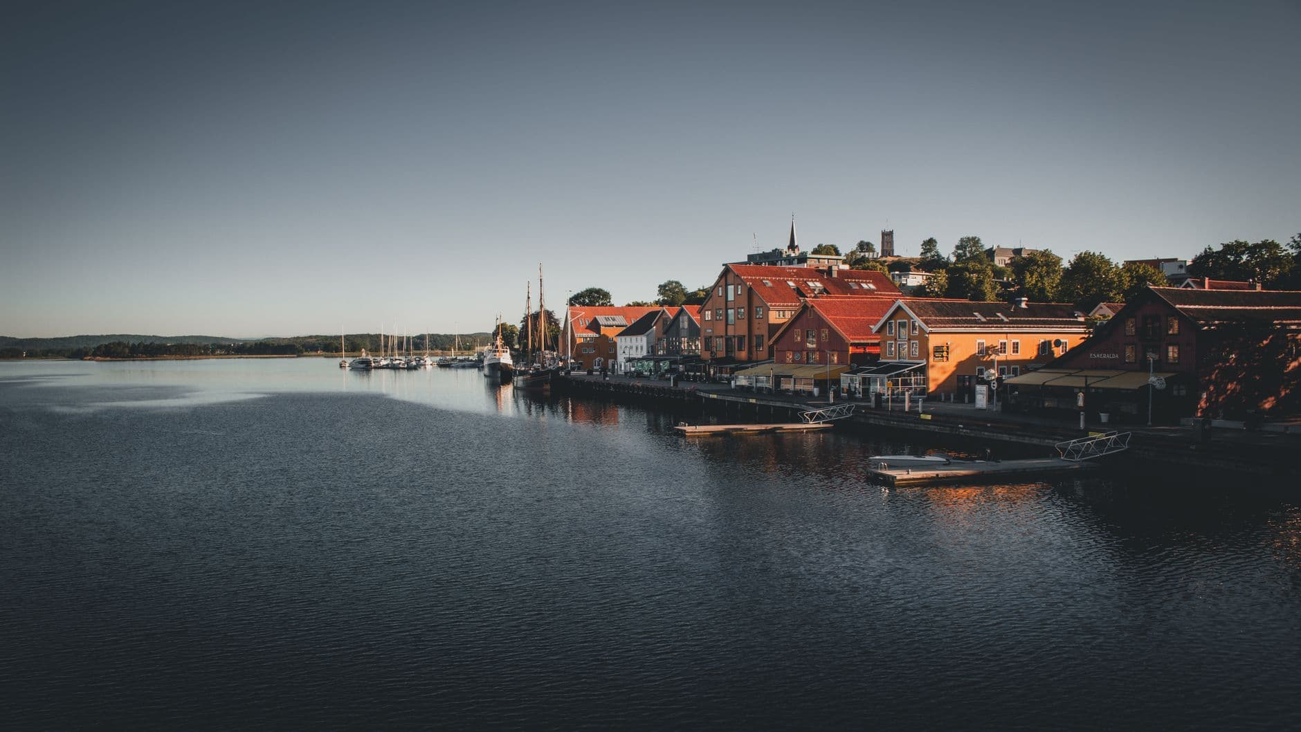 Bryggen i Tønsberg med Slottsfjelltårnet i bakgrunnen